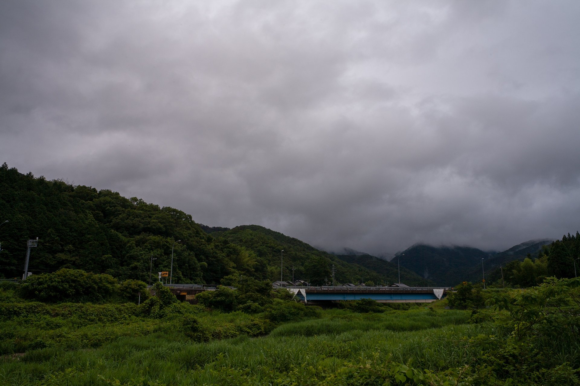 暗い曇りの北東の空。