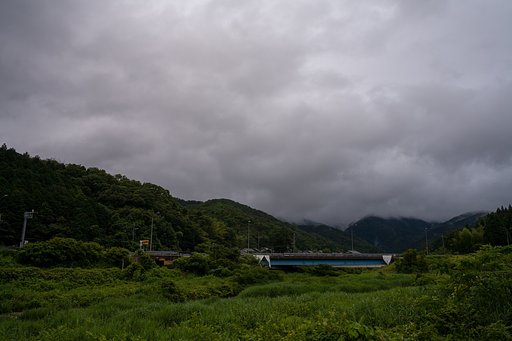 暗い曇りの北東の空。