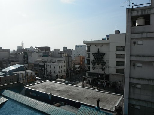 朝の街