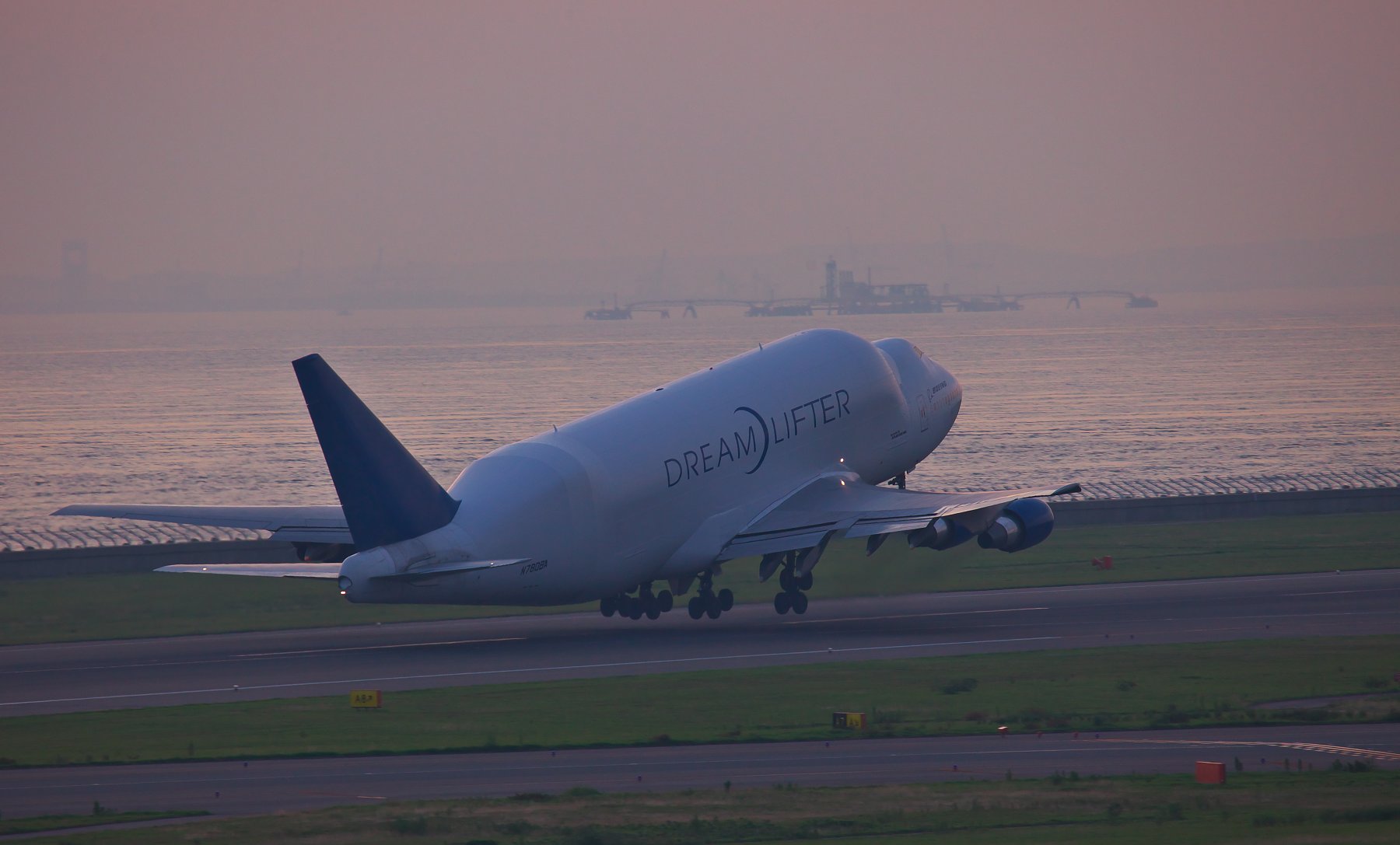 ボーイング747LCFテイクオフ
