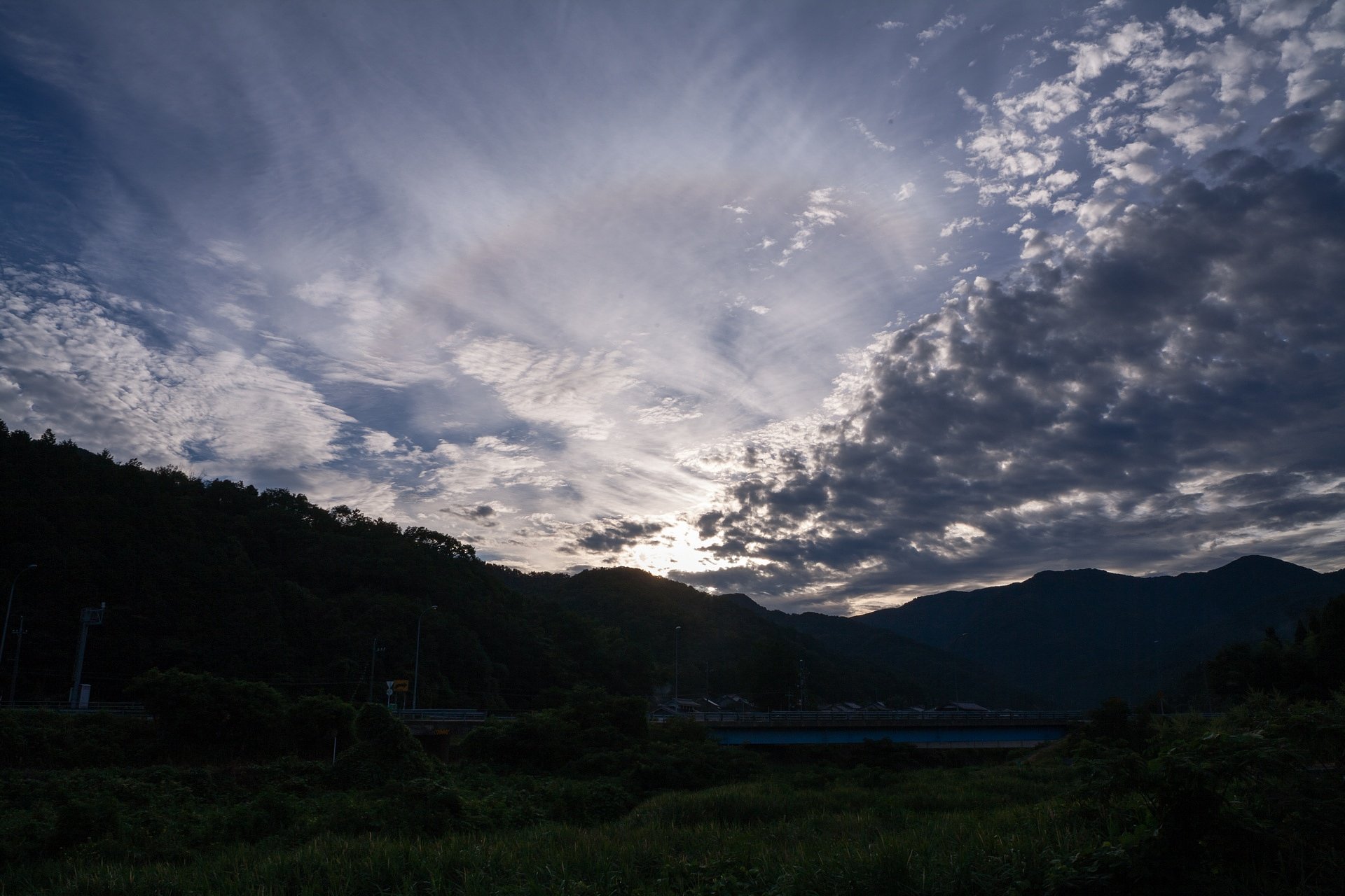とても雲の多い朝日の出。