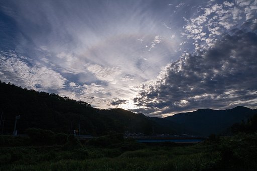とても雲の多い朝日の出。