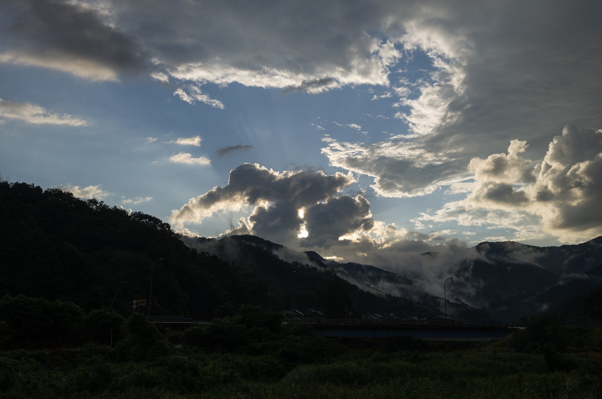 山の稜線からの朝日の出の時間・・。