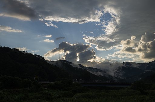 山の稜線からの朝日の出の時間・・。