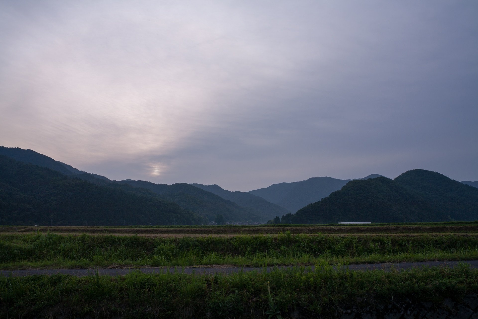 日の出の時間は暗い曇り空ですが・・