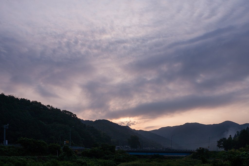 雲の多い中で一寸だけ朝日の出!