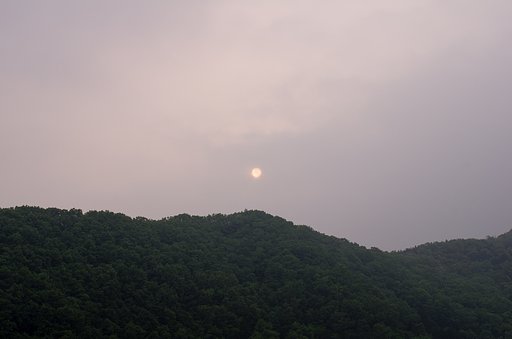 朧な太陽が・・。