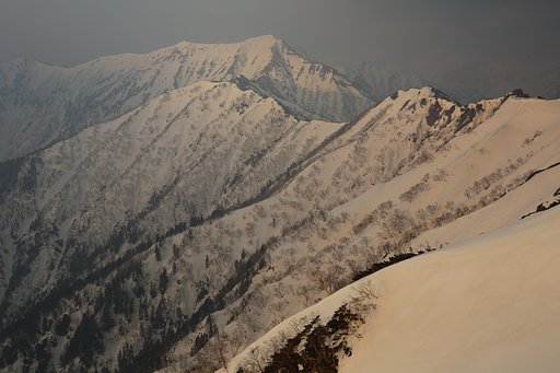 朝の大天井岳を望む