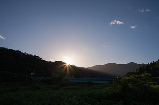 激しい光線の朝日の出。