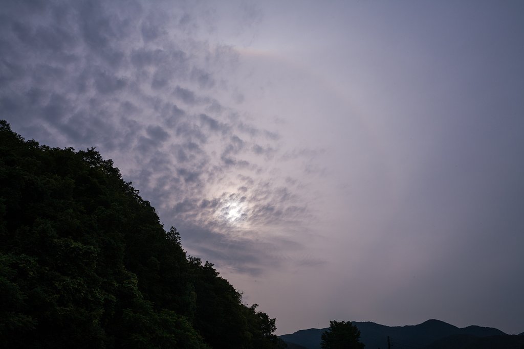 太陽の周りに少しだけ虹が・・。