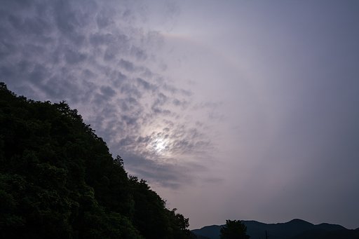 太陽の周りに少しだけ虹が・・。