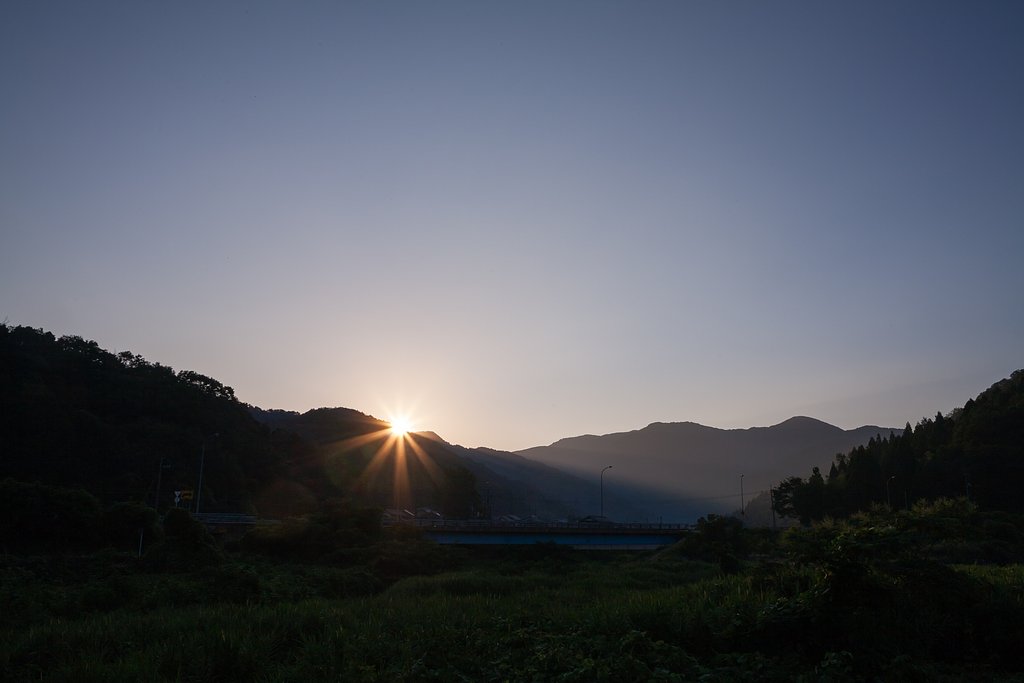 激しい朝日の出。