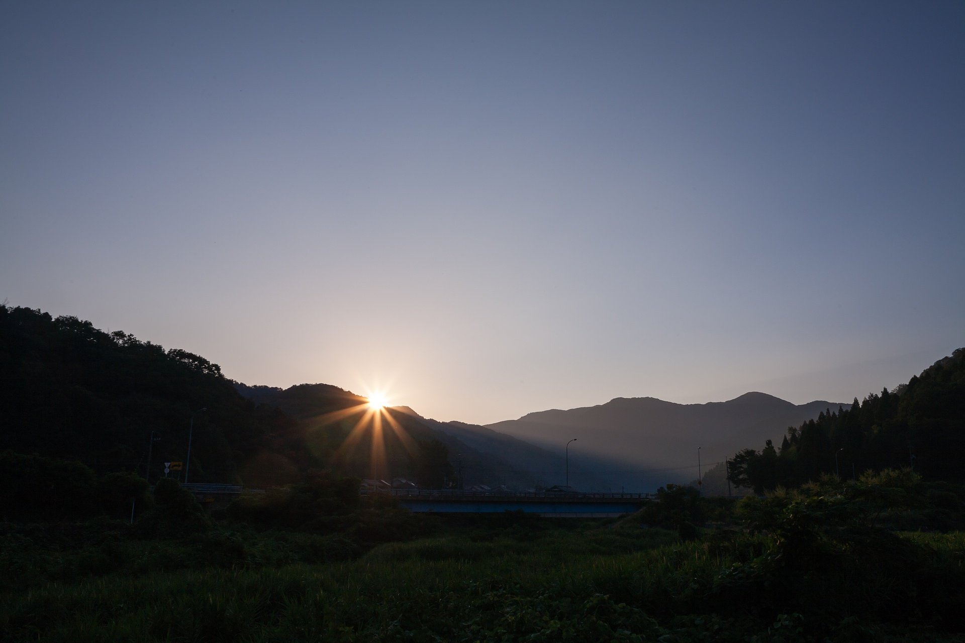 激しい朝日の出。