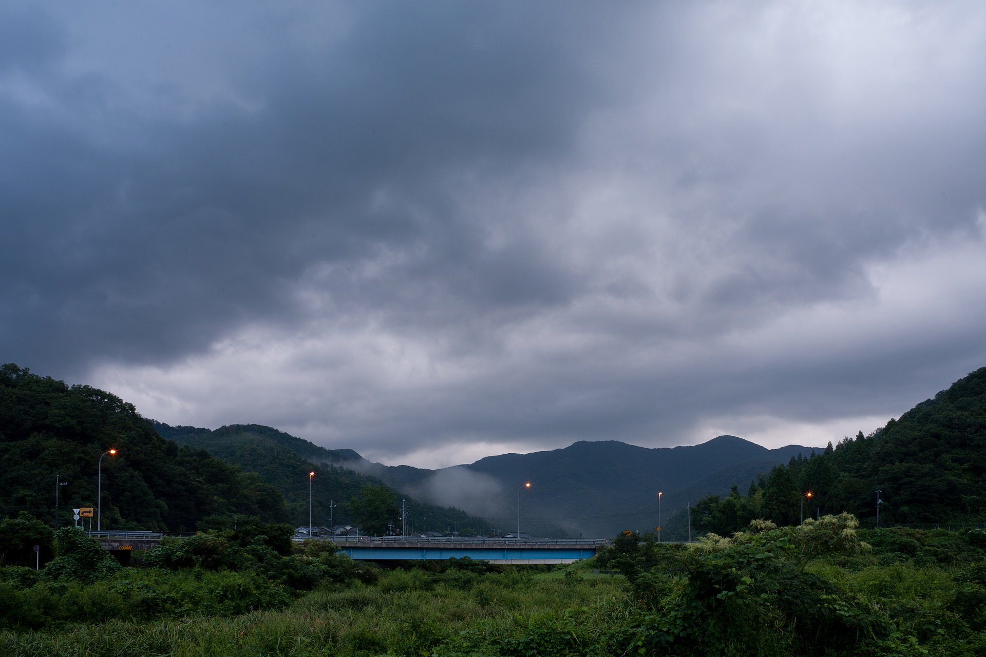 不気味な雲の朝。