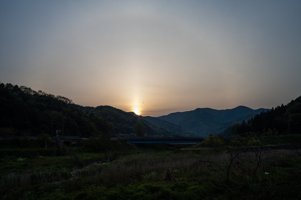 薄雲に覆われた朝日の出。