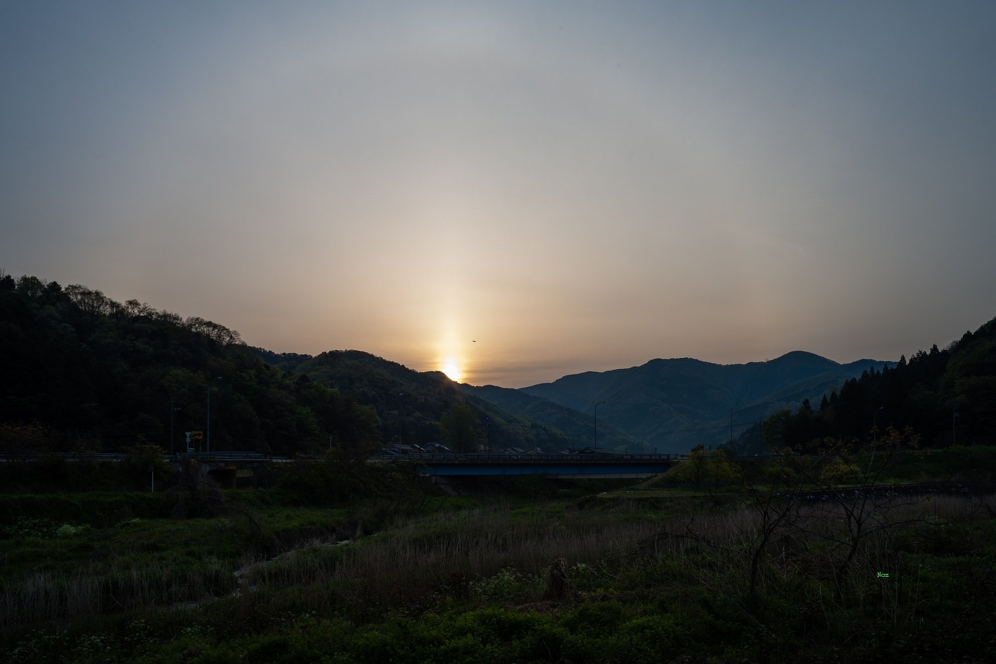 薄雲に覆われた朝日の出。
