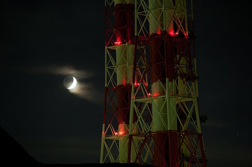 月と発電所