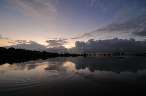 雲と明けの明星の夜明け