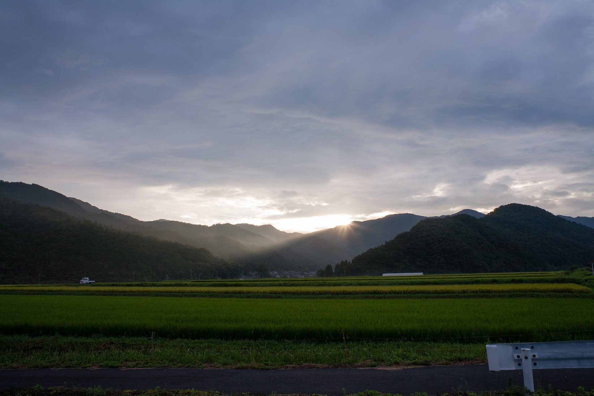 とても雲の多い朝日の出。