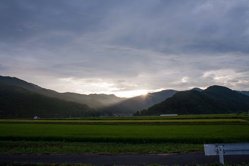 とても雲の多い朝日の出。
