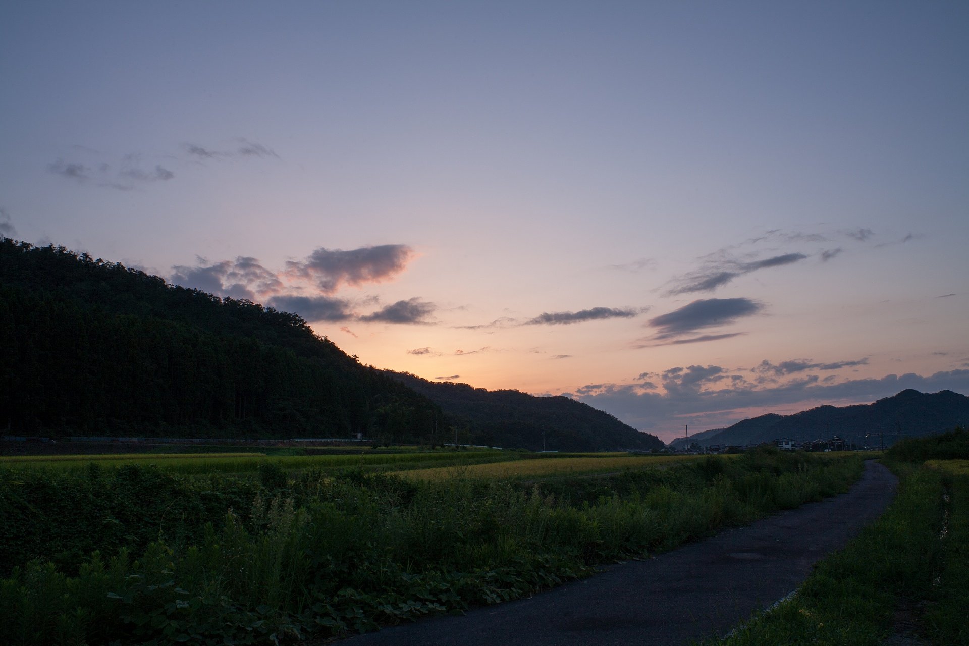 山の稜線への日の入り。