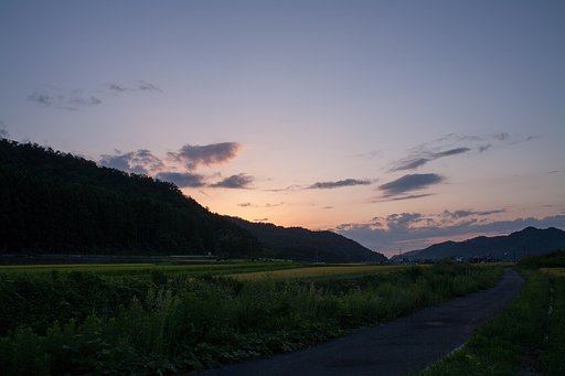 山の稜線への日の入り。