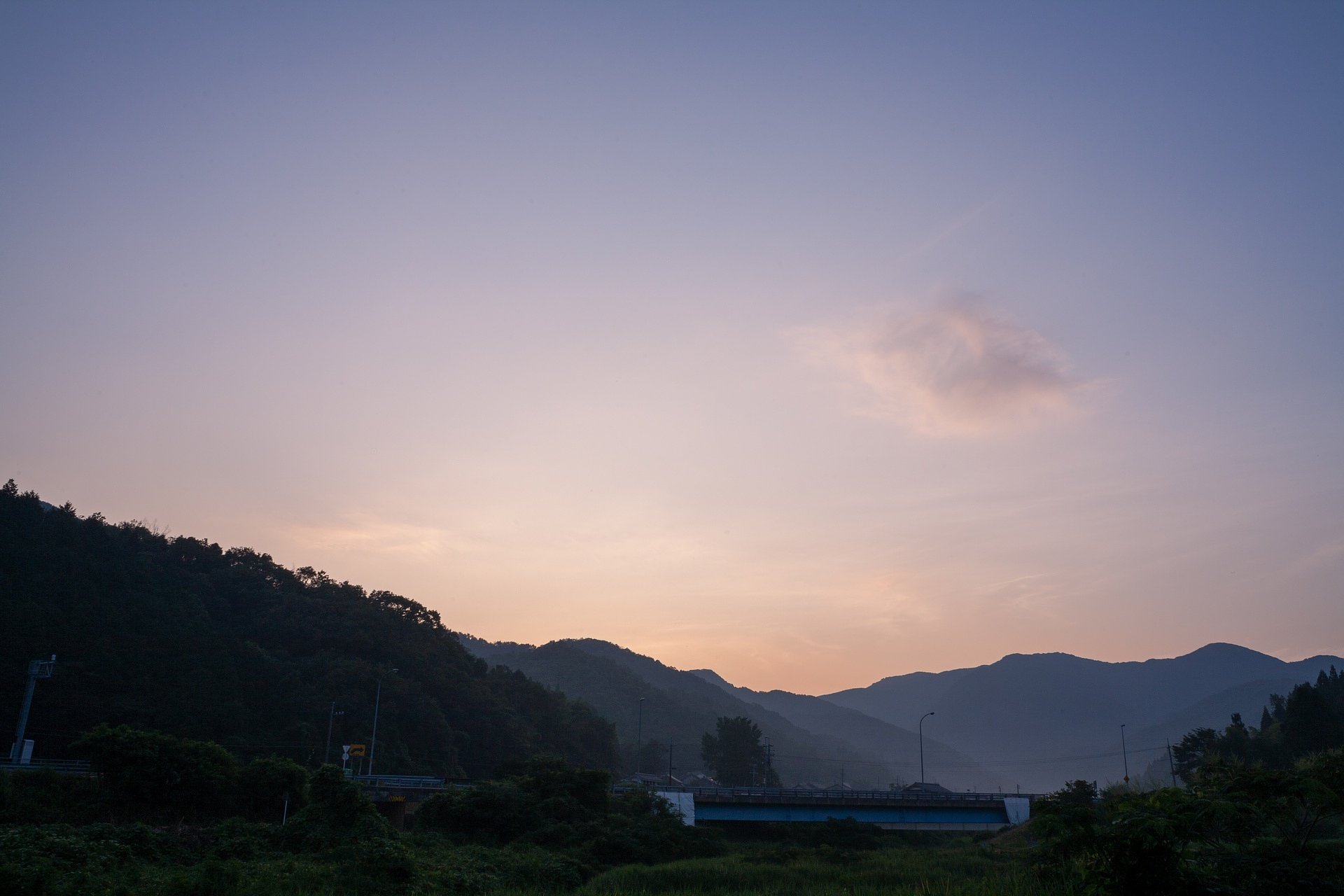 早朝の朝が少しだけ赤く・・。