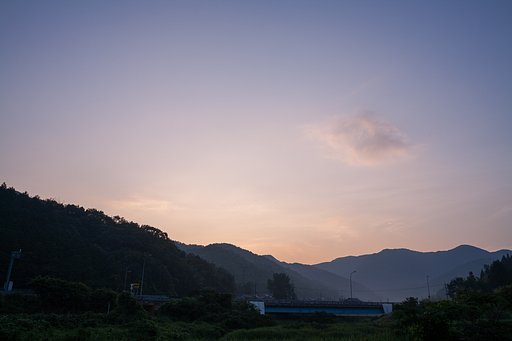 早朝の朝が少しだけ赤く・・。