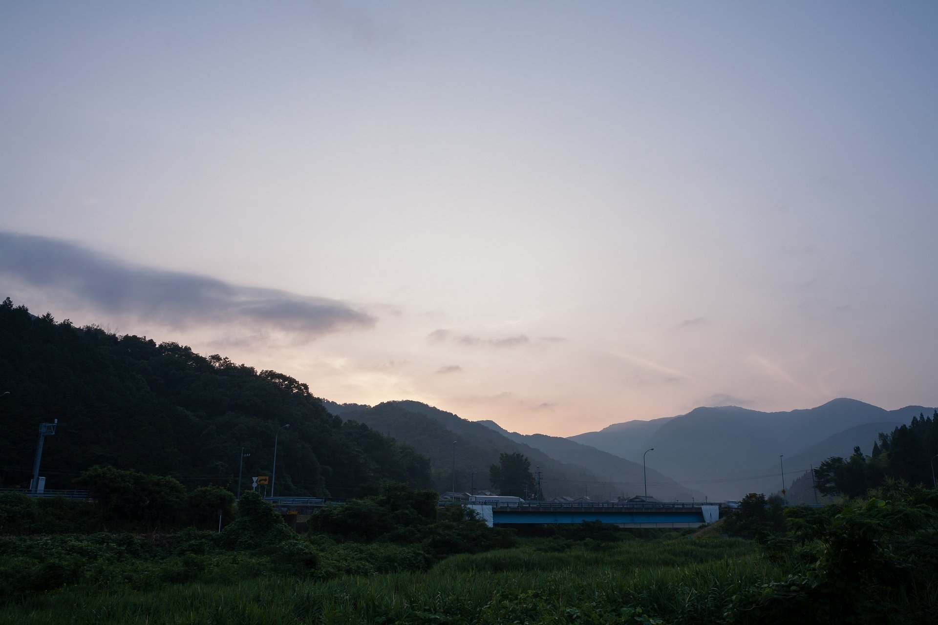 早朝の東空。