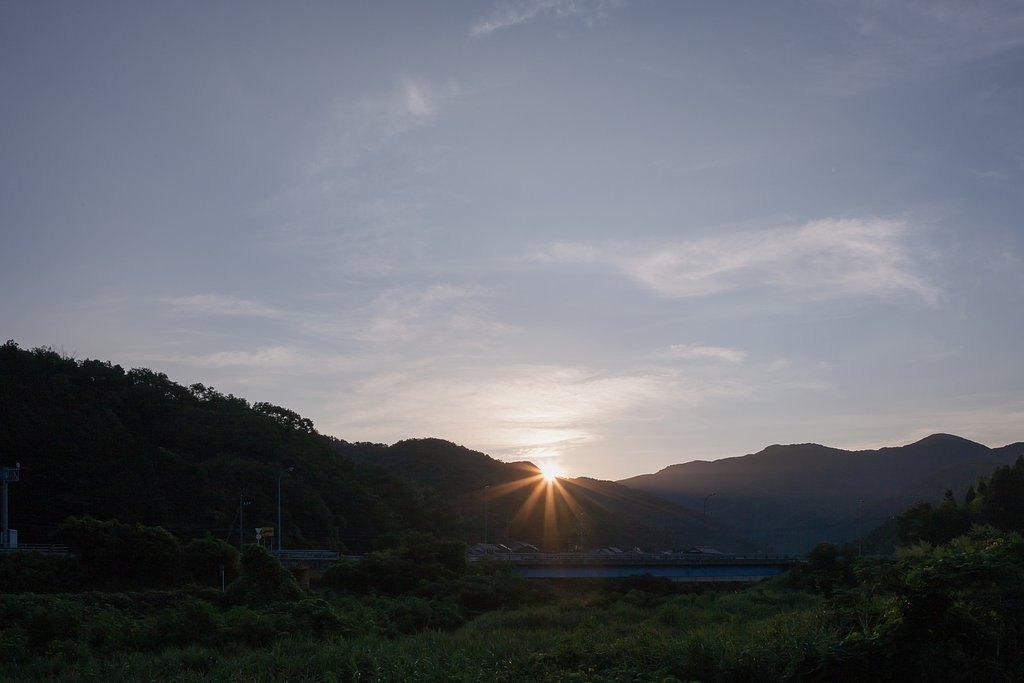 薄い雲の朝日の出。