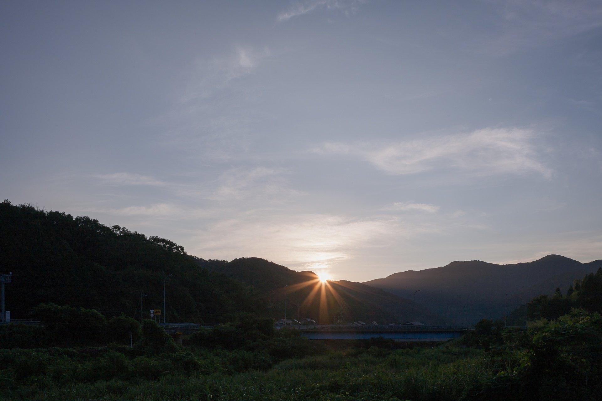 薄い雲の朝日の出。