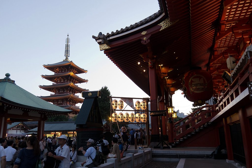 夕暮れ迫る浅草寺