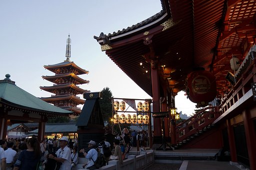 夕暮れ迫る浅草寺