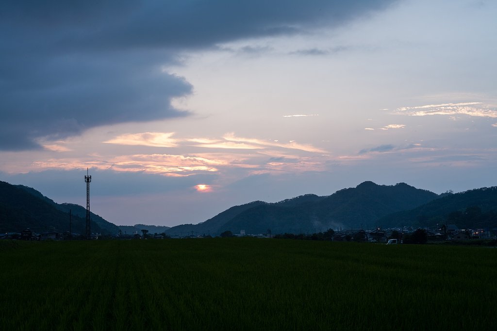 西の空が綺麗な夕焼けに。