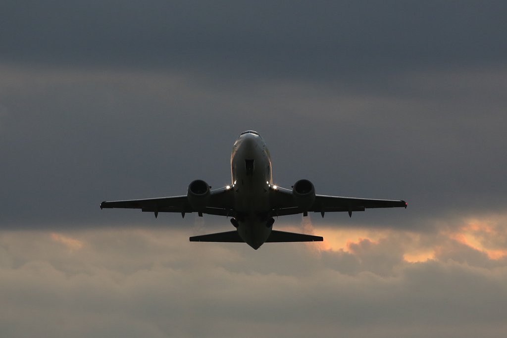 夕空を飛ぶ