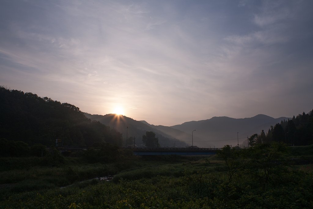 雲に覆われた朝日の出。