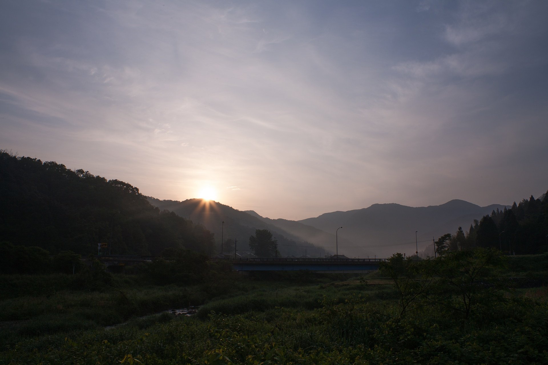 雲に覆われた朝日の出。