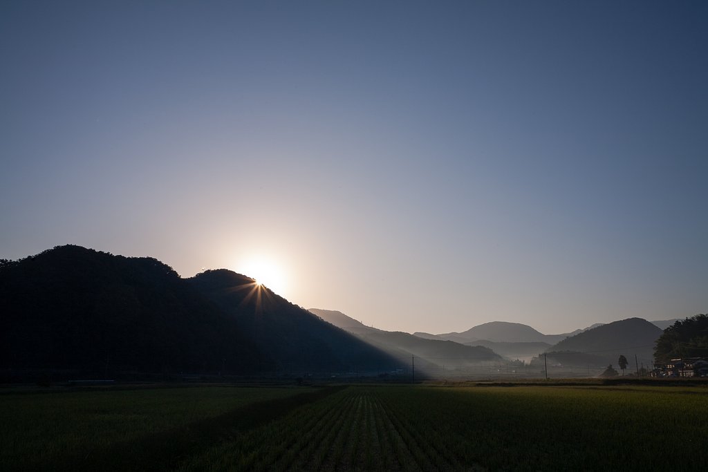 真っ青な空の朝日の出。