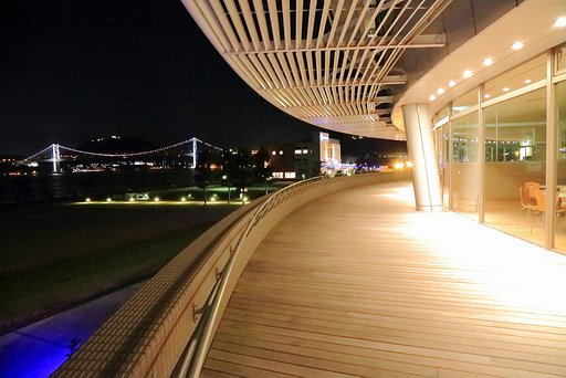 ブリッジの見える夜景かな