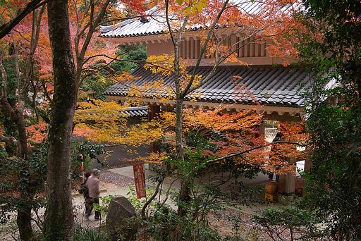 油山寺山門を反対側より