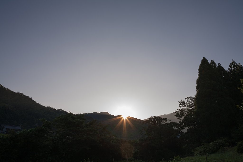 強烈な光芒。