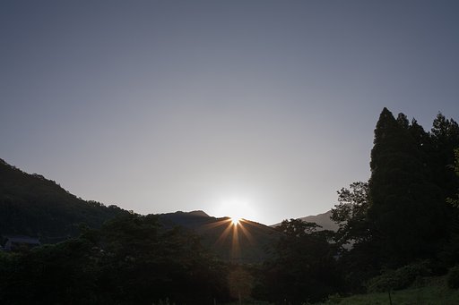 強烈な光芒。