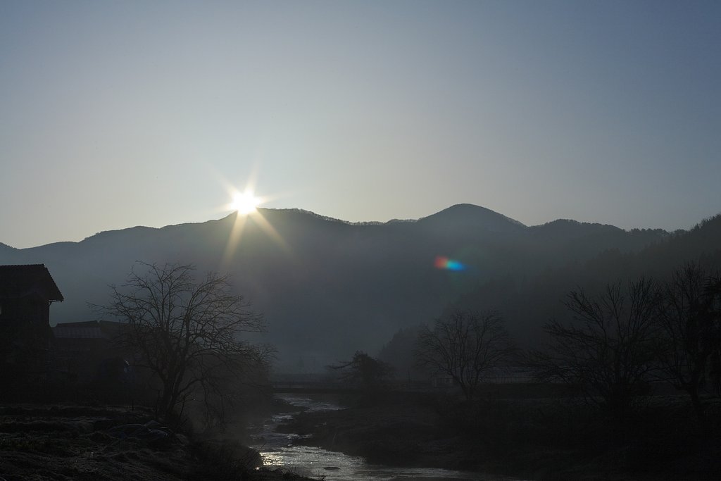 青空の朝日の出。