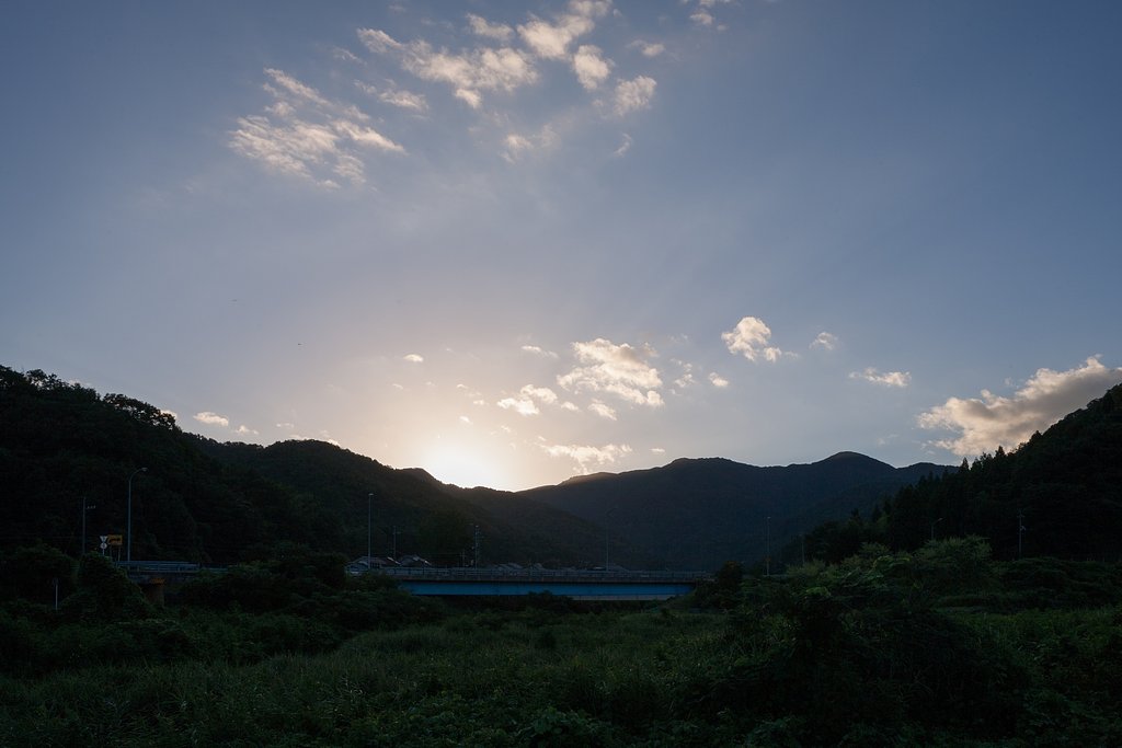 日の出前の光芒。