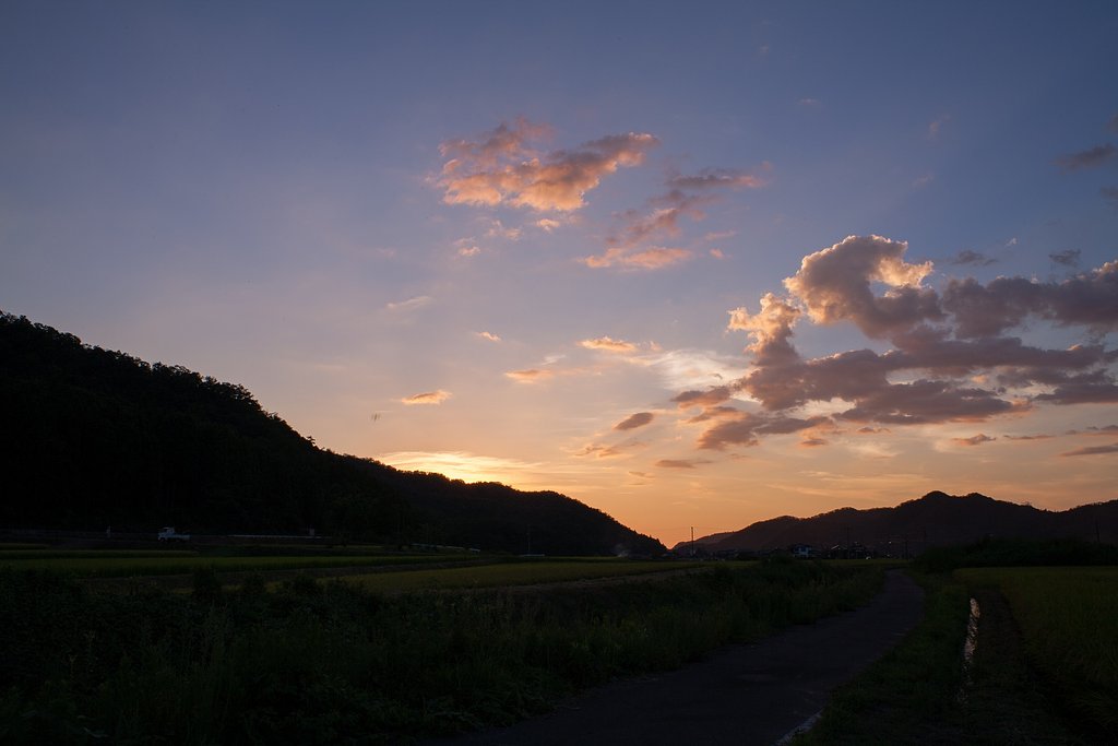 山の稜線への日の入り。