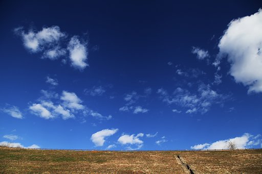 丘の上の空