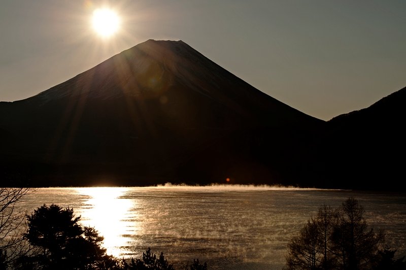 朝靄の本栖湖