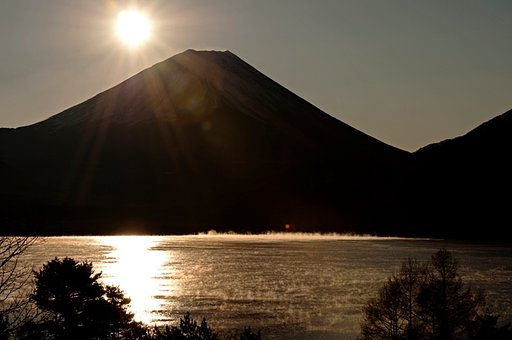 朝靄の本栖湖
