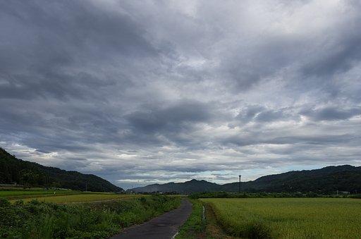 台風の影響の空。