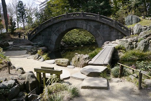 {　円月橋　｝
